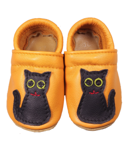 Amarillo con gato negro