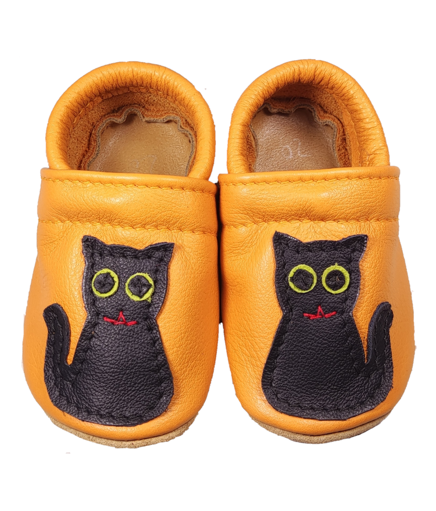 Amarillo con gato negro