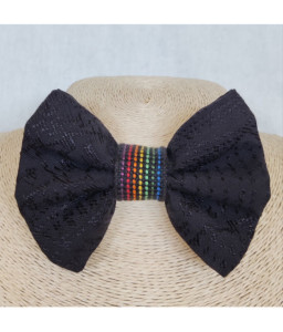 Pajarita negra con cinta tejido de colores