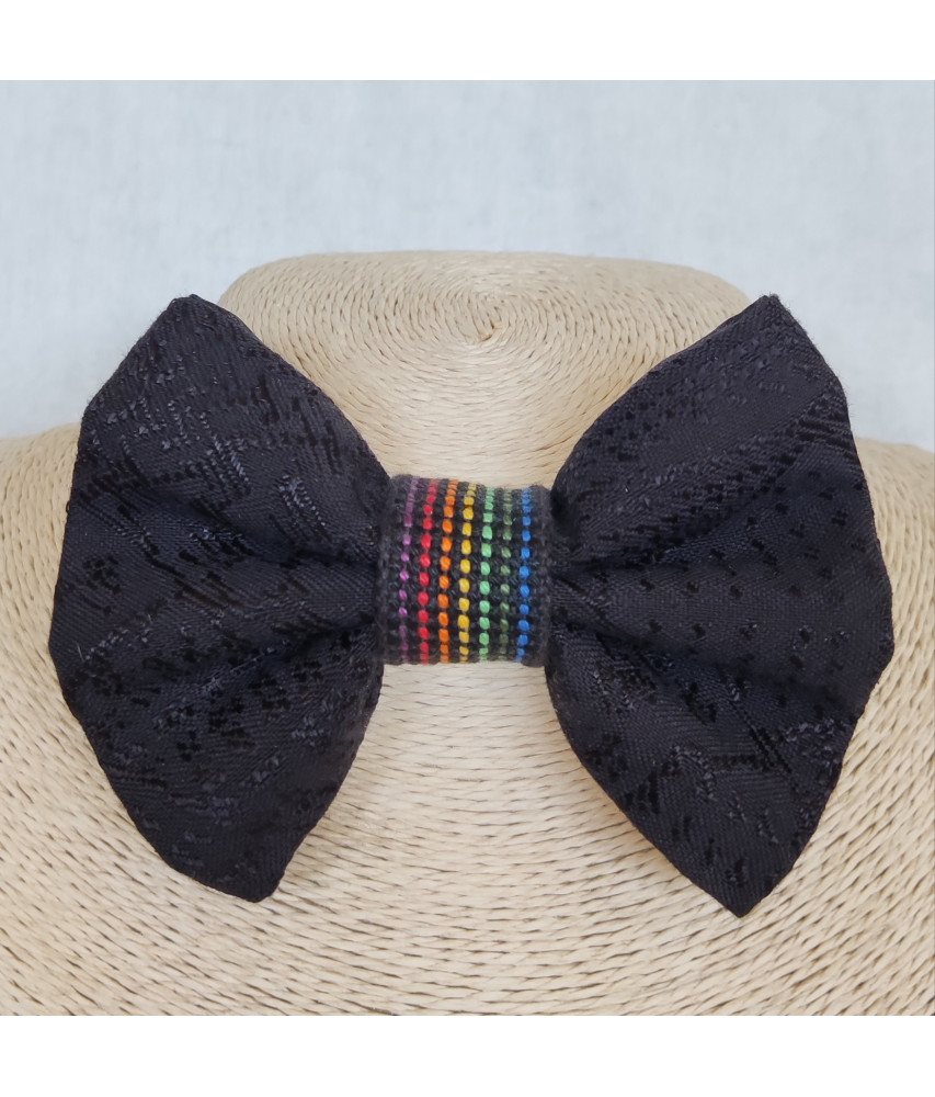 Pajarita negra con cinta tejido de colores